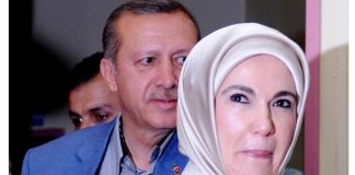 Мајката на Реџеп Ердоган не била задоволна од неговиот избор за сопруга: Емина не го исполнила овој турски обичај на свадбата