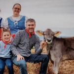 Андреа и нејзиниот сопруг одгледуваат специјални крави: Ги чистат со дрвена волна, а туристите им плаќаат да спијат на слама