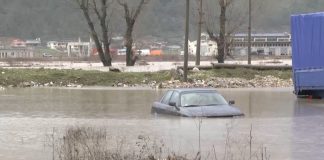 ПОПЛАВИ ЈА ЗАФАТИЈА И АЛБАНИЈА: Во Тирана улиците се под вода, има паднати дрвја