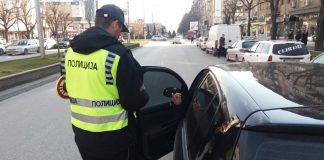Ја возел сестра си да се породи, а потоа дошла полиција! Кога ќе видат за што се работи, нивниот гест ќе ви го скрши срцето