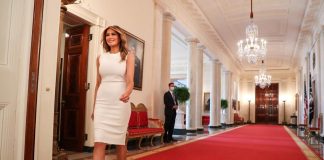 Вака Меланија Трамп одржува совршена фигура на 54 години: Има тело како вретено, а е жешка во костим за капење