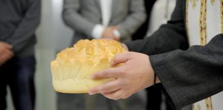 Ова се правилата што секој верник мора да ги следи за слава, и гостин и домаќин! Голем број прават една грешка