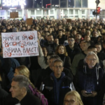 ВИДЕО: Нереди во Нови Сад – Полиција во „цивилка“ апси граѓани, маскираните луѓе продолжуваат да го демолираат Градското собрание