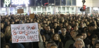 ВИДЕО: Нереди во Нови Сад – Полиција во „цивилка“ апси граѓани, маскираните луѓе продолжуваат да го демолираат Градското собрание