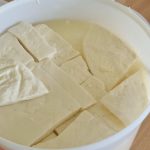 Дури и скапите сирења често се „фалсификат“ и се полни со штетни материи! Еве како да препознаете дали СИРЕЊЕТО е здраво и вистинско!