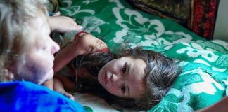 Карина се оттргна од раката на својот татко и 12 дена шеташе сама во шумата: Кога полицијата ја пронашла, била изненадена од глетката