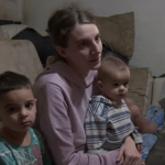 Сара од Велес и нејзините четири чеда: Едвај преживуваме, живееме во Распадната куќа со паднат кров, скршени прозорци, мувла, лебарки се бориме барем за леб и млеко на децата! (ВИДЕО)