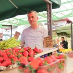 Кога ќе видите „домашни“ јагоди на пазар, направете го ова и веднаш ќе знаете дали продавачот лаже!