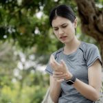 Често ви трнат рацете, а не знаете зошто? Еве кога е безопасно, а кога задолжително треба да се јавите кај лекар