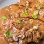 Ловечки шницли во богат сос од кромид и печурки: Сочни, меки и толку вкусни што ќе барате репете