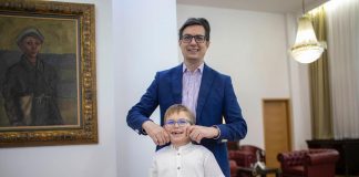 Претседателот Пендаровски го штипна за образи малиот Македон: И УПАТИ СИЛНА ПОРАКА!