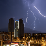 ВО МАКДОНИЈА ПРИСТИГНУВААТ БУРИ, ПАМЕТ ВО ГЛАВАТА, НЕ Е НАИВНО!