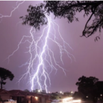 Дали мобилните телефони ПРИВЛЕКУВААТ громови? Едно од најголемите СУЕВЕРИЈE е решено, еве што е вистина