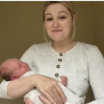 Никогаш не го капела своето бебе, а причината е повеќе од БИЗАРНА: „Она што го гледате на неа е ТЕЧНОСТА во која е РОДЕНА“