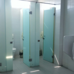 ДАЛИ ИМАТЕ ОДГОВОР? Во кој јавен ТОАЛЕТ одат мајката и синот, а во кој татко и ќерка?