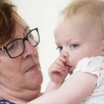 Мојата снаа ме замоли да ја причувам внуката, а СЛЕДНИОТ ДЕН МИ ЈА ИСПРАТИ ОВАА ПОРАКА: „Знам дека вака ги галевте своите деца, но за мене е НЕПРИФАТЛИВО и НЕ САКАМ МОЕТО ДЕТЕ ДА БИДЕ ТАКВО“.