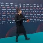 Нашата евровизиска претставничка го фрли македонското знаме на земја (ВИДЕО)