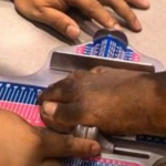 Случаен минувач игнорирал момче кое молело за помош,ама кога ги видел неговите нозе…