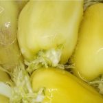 СТАР ЗИМСКИ РЕЦЕПТ КОЈ ГО САКААТ МАКЕДОНСКИТЕ ДОМАЌИНКИ: Кисела пиперка полнети со зелка БЕЗ КОНЗЕРВАТИВИ И ОЦЕТ