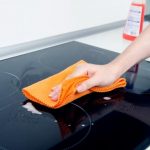 ДАЛИ ИМАТЕ РАМНА ПЛОТНА? Еве како најлесниот и најбрзиот начин да ја исчистите, БЕЗ гребење!