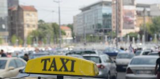 ДЕВОЈКА ВЛЕГЛА ВО ТАКСИ: Му поставила на возачот 1 прашање и го ИЗВАДИЛА ОД ПАТИКИ!