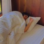 Девојката почувствувала дека нешто ја допира во сон, па видела огромна работа како се завиткува на прозорецот