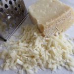 Не сте свесн дека погрешно го правите: Еве како правилно и БРЗО да изрендате сирење и јаболка