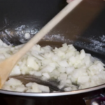 ОВОЈ ТРИК ГО КОРИСТАТ ПРОФЕСИОНАЛНИ ГОTВАЧИ: Еве како да пржите кромид без непријатниот мирис да се шири низ домот