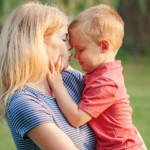 Една мајка сè уште ги дои своите две 5-6 годишни момчиња: Не планира да ПРЕСТАНЕ, тоа ќе го направи кога сами ќе ОДЛУЧАТ