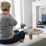 НЕ ЗНАЕТЕ ШТО ДА НАПРАВИТЕ СО БОЛКИТЕ НА ВРАТОТ И ГРБОТ? Овој трик може да ве ослободи од напнатоста и болката!