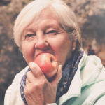 Што се случува со нашето ЗДРАВЈЕ ако јадеме по едно ЈАБОЛКО секој ден? Нема да ви биде СЕЕДНО кога ќе го прочитате ова!