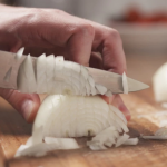 Исечете го Кромидот и ставете го до креветот: Кога ќе се разбудите следното утро, ќе видите НЕВЕРОЈАТНИ ПРОМЕНИ