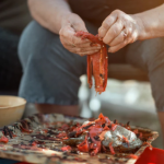 Ајвар од СЕЦКАНИ ПИПЕРКИ: По рецепт на СТАРИТЕ ДОМАЌИНКИ подготовката е едноставна, а вкусот НЕВЕРОЈАТЕН