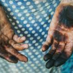 Како едноставно и лесно да ги исчистите рацете од оревите