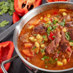 За РУЧЕК подгответе ПРАВ УНГАРСКИ ГУЛАШ: Рецепт од професионални ГОТВАЧИ кој успева, а е толку добар што често ќе го готвите