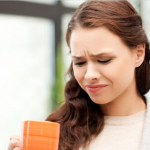 Дали наутро имате горчлив вкус во устата? ТЕЛОТО САКА ДА ВИ ГО ПОКАЖЕ ОВА!