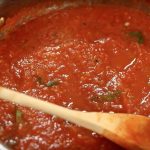ЗИМНИЦА БЕЗ ГОТВЕЊЕ, ЛУПАЊЕ И СТЕРИЛИЗИРАЊЕ ТЕГЛИ: Најдобар рецепт за сос од домати – потребни се само 2 состојки