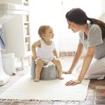 Одвикнување од пелени: Кога е детето подготвено и како да му помогнеме?