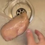 НЕ ПРОБУВАЈТЕ ГО ОВА ДОМА: Македонците се згрозени од КАКО ГО МИЕ ПИЛЕШКОТО, ИНТЕРНЕТОТ ГОРИ (ВИДЕО)