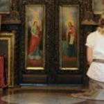 Горица доживеа ЧУДО во црквата Света Петка: Купи 15 свеќи, започна да ги бакнува сите икони, а потоа остана занемена