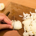 ПРЕД СПИЕЊЕ СИ ГО ТРИЛА ВРАТОТ СО КРОМИД: Кога се разбудила не можела да поверува што гледа, МОРА ДА ПРОБАТЕ!