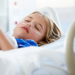 „Добро беше, наеднаш и отекоа рацете и нозете“: Мама опишува симптоми на ОПАСНА состојба кај децата