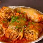 ОВАА ХРАНА НОСИ СРЕЌА ВО НОВАТА ГОДИНА: Најдобриот старомоден рецепт за новогодишна сарма, специјалитет „ПАР ЕКСЕЛАНС“