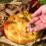 ШТО СЕ СТАВА ВО БОЖИЌНОТО ЛЕБЧЕ: Стари обичаи за привлекување СРЕЌА и ПАРИ во домот и семејството!