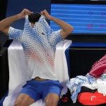 ДАЛИ Е МОЖНО: Новак го соблече дресот во финалето, а многумина се изненадија кога видоа ШТО ИМА ПОД НЕА! (ФОТО)