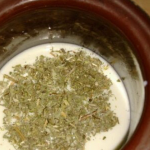 Народен „лек“ на нашите баби: Додадете го ова во млекото и ослободете се од упорната, сува кашлица