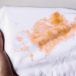 На овој начин НАЈБРЗО ќе ги отстраните дамките од облеката: Ќе исчезнат дамките од црвеното ВИНО и кафето