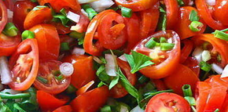 Ваква салата од домати не сте пробале: Вкусот ќе ве воодушеви, а тајната е во една состојка