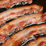 Тајната на совршено крцкава пржена сланина: Задолжително следете ги сите чекори и прсти ќе излижете!