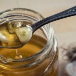 7 ДЕНА ЗЕМАJТЕ ЛУК И МЕД НА ПРАЗЕН СТОМАК: Еве што ќе се случи!